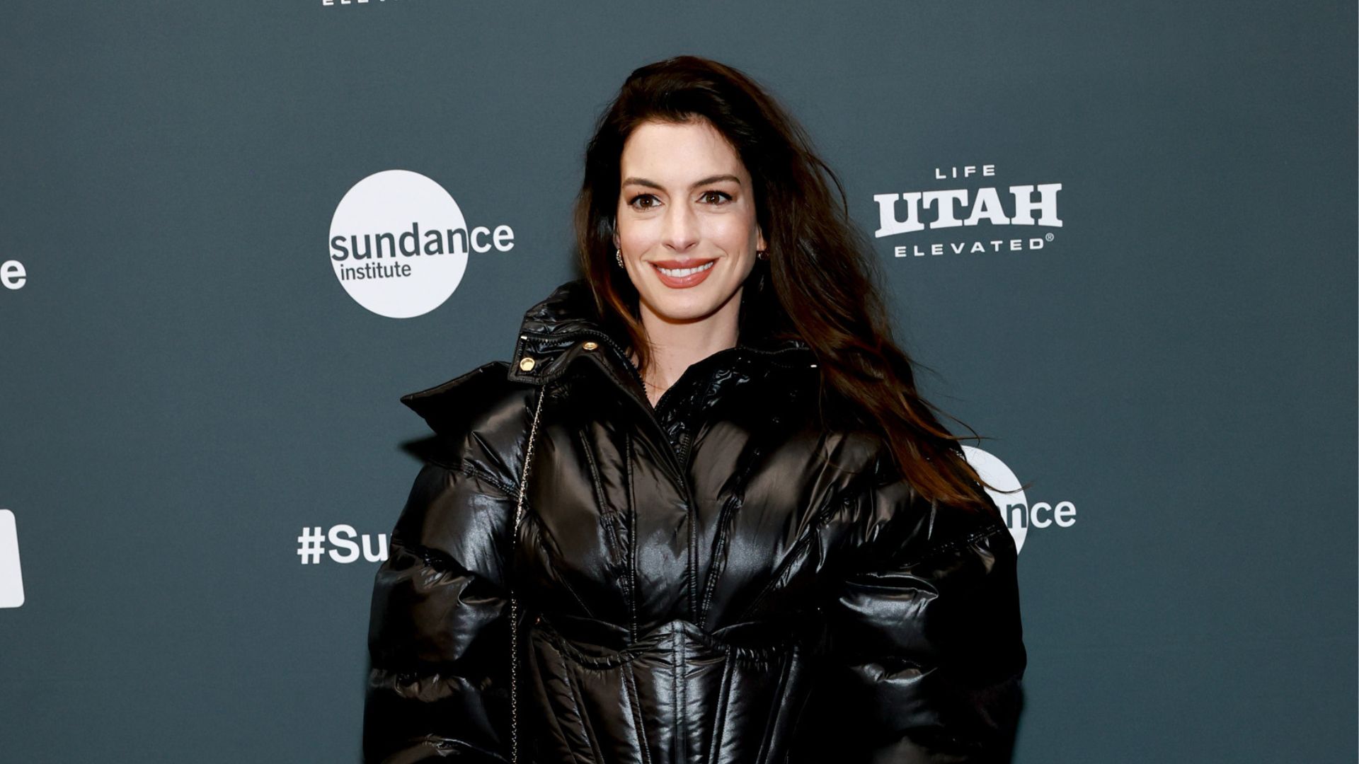 Anne Hathaway’s New Bag Trend Is Very Andy Sachs 2.0
